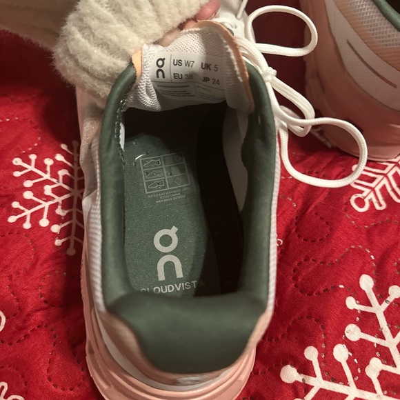 ON RUNNING CLOUDVISTA
FROST ROSE
SOLD OUT!!! - Picture 7 of 9